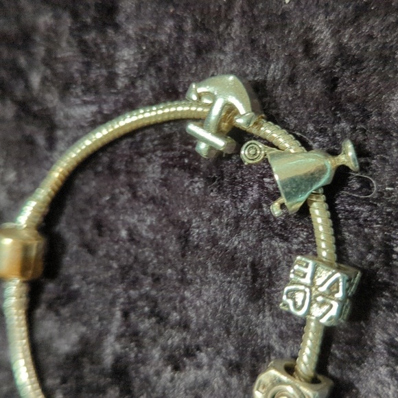 Unmarked Silver Tone Charm Bracelet Trophy, Anchor, Sun, Camera, Love - Picture 4 of 5